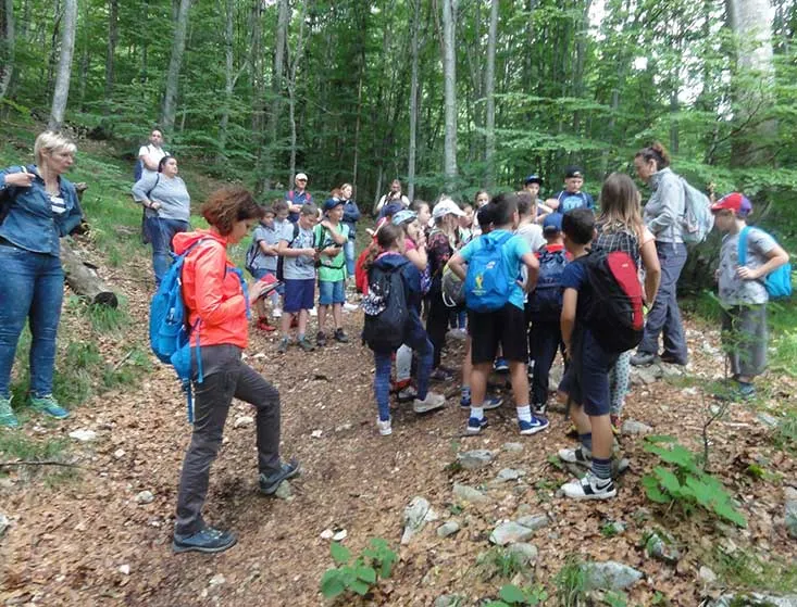 Šumski pedagog s djecom u šumi